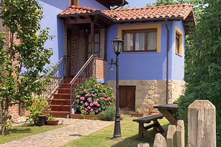 casa la huerta es una villa en Asturias restaurada con un bonito y colorido jardín exterior