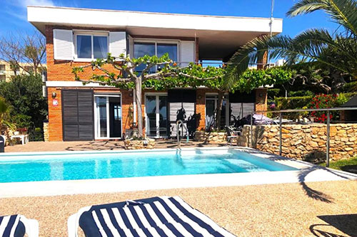 Villa Playa es una casa vacacional con piscina privada en Tarragona