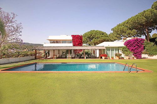 villa torre blanca es una casa vacacional con piscina en Barcelona